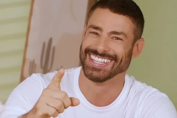 Cauã Reymond  por Reprodução
