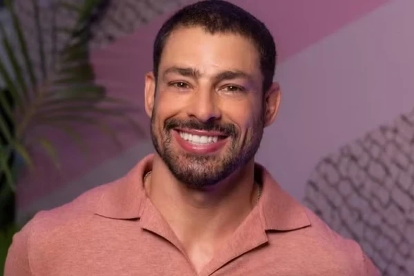 Cauã Reymond  por Reprodução