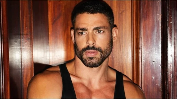 Cauã Reymond  por Reprodução