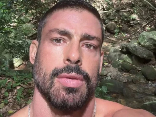 Cauã Reymond  por Reprodução