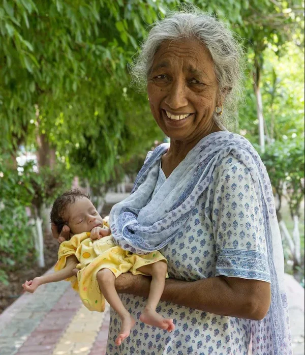Daljinder Kaur e filho por Reprodução