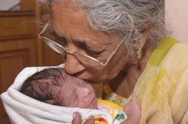Daljinder Kaur e o filho por Reprodução