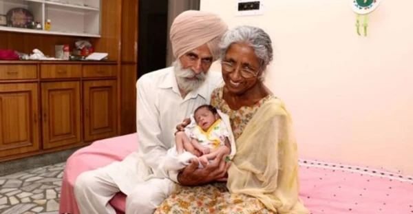 Daljinder Kaur e o marido Mohinder Singh Gill com o filho por Reprodução