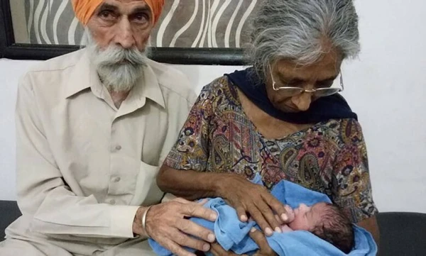 Daljinder Kaur e o marido Mohinder Singh Gill com o filho por Reprodução