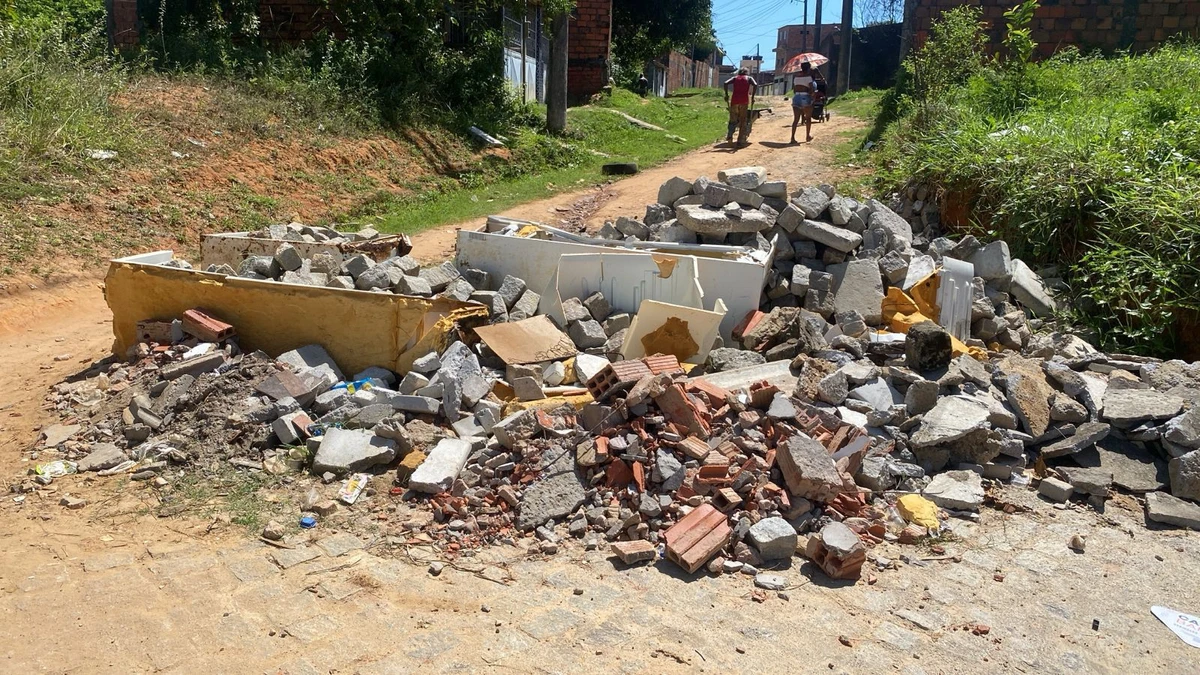 Dez barricadas instaladas por grupos criminosos foram destruídas
