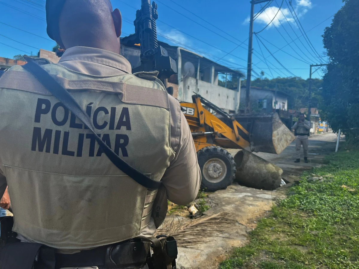 Dez barricadas instaladas por grupos criminosos foram destruídas por Divulgação