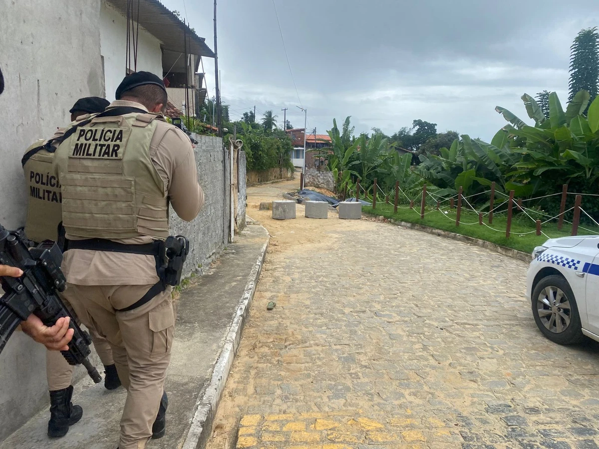 Dez barricadas instaladas por grupos criminosos foram destruídas por Divulgação