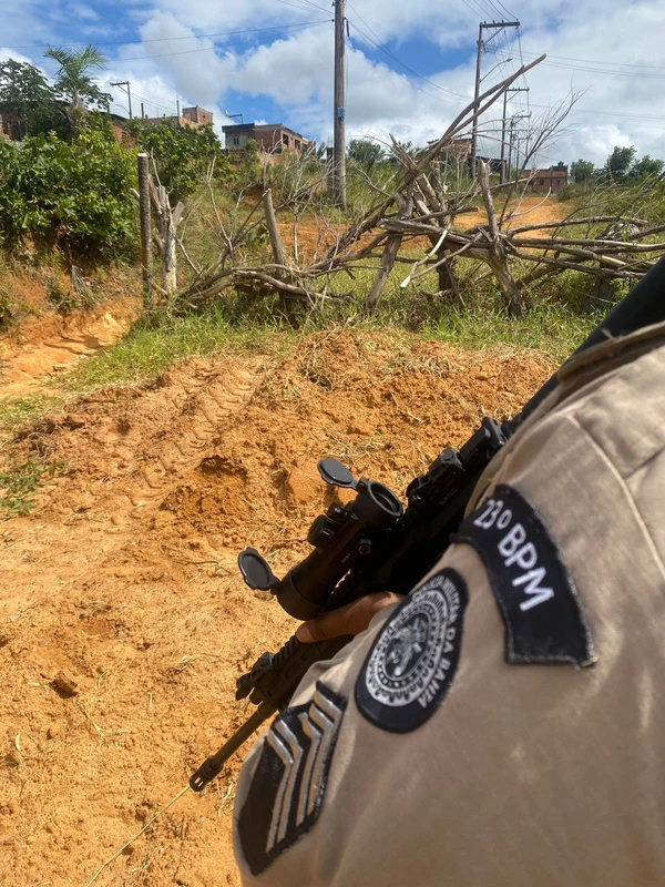 Dez barricadas instaladas por grupos criminosos foram destruídas por Divulgação