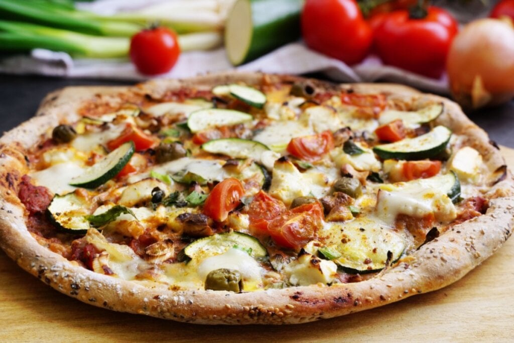 A pizza preparada com massa integral facilita a digestão e tem menor índice glicêmico (Imagem: V. Matthiesen | Shutterstock)