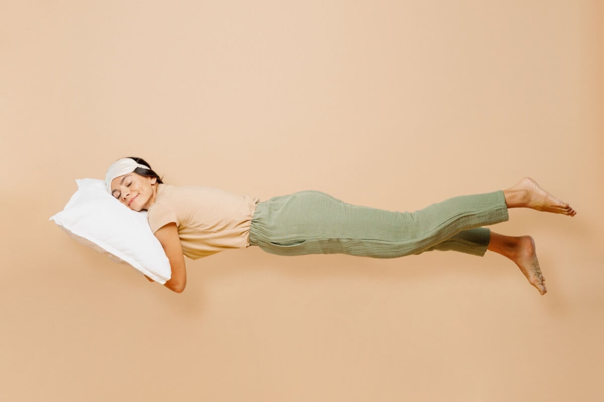 A rotina do sono deve ser mantida mesmo nas férias (Imagem: ViDI Studio | Shutterstock)