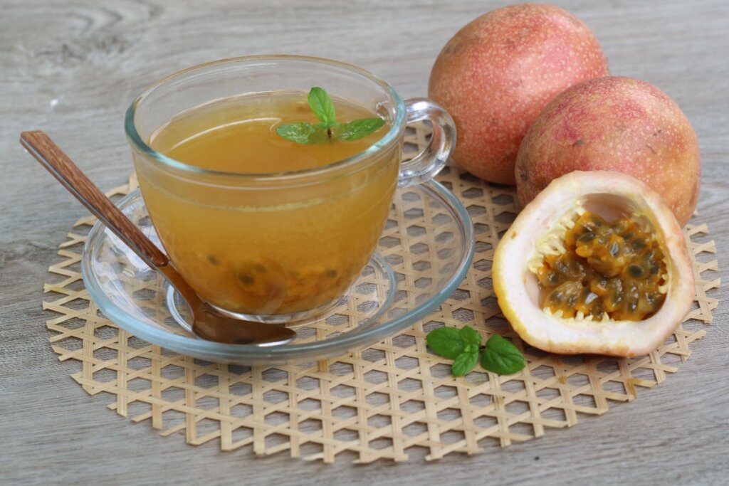 Chá de maracujá com capim-limão (Imagem: aniestia n | Shutterstock)