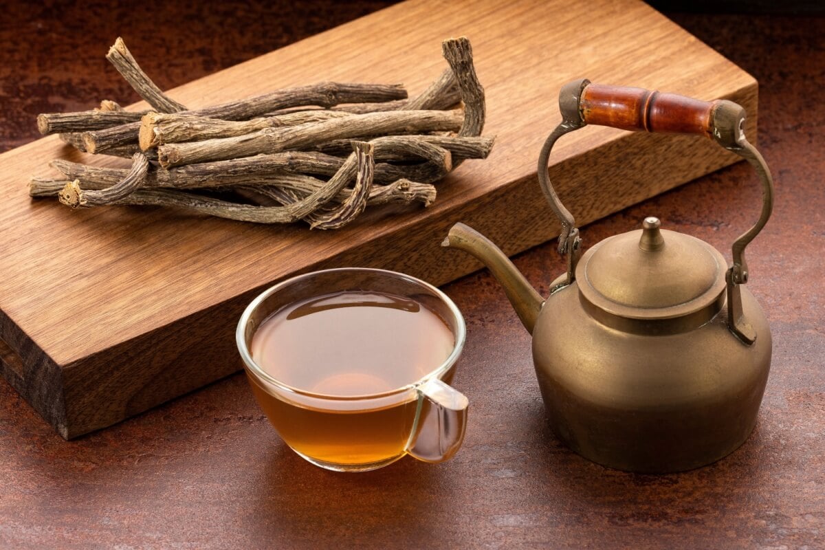 Chá de valeriana com raiz seca (Imagem: Luis Echeverri Urrea | Shutterstock)