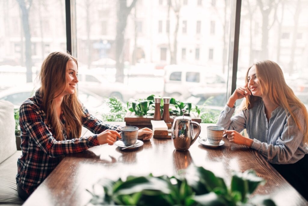 É importante investir em retomar o contato com amigos (Imagem: Nomad_Soul | Shutterstock) 