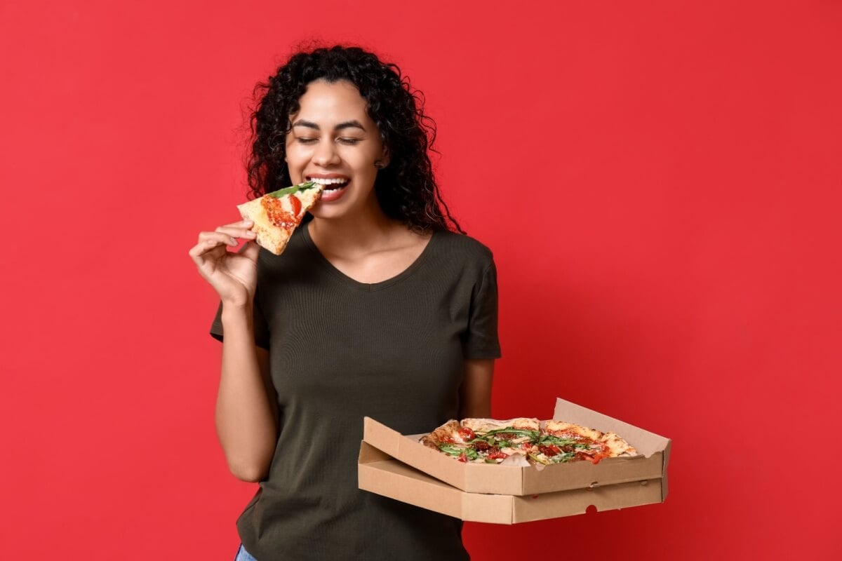 É possível se deliciar com uma boa fatia de pizza sem colocar a dieta ou a saúde em risco (Imagem: Pixel-Shot | Shutterstock)