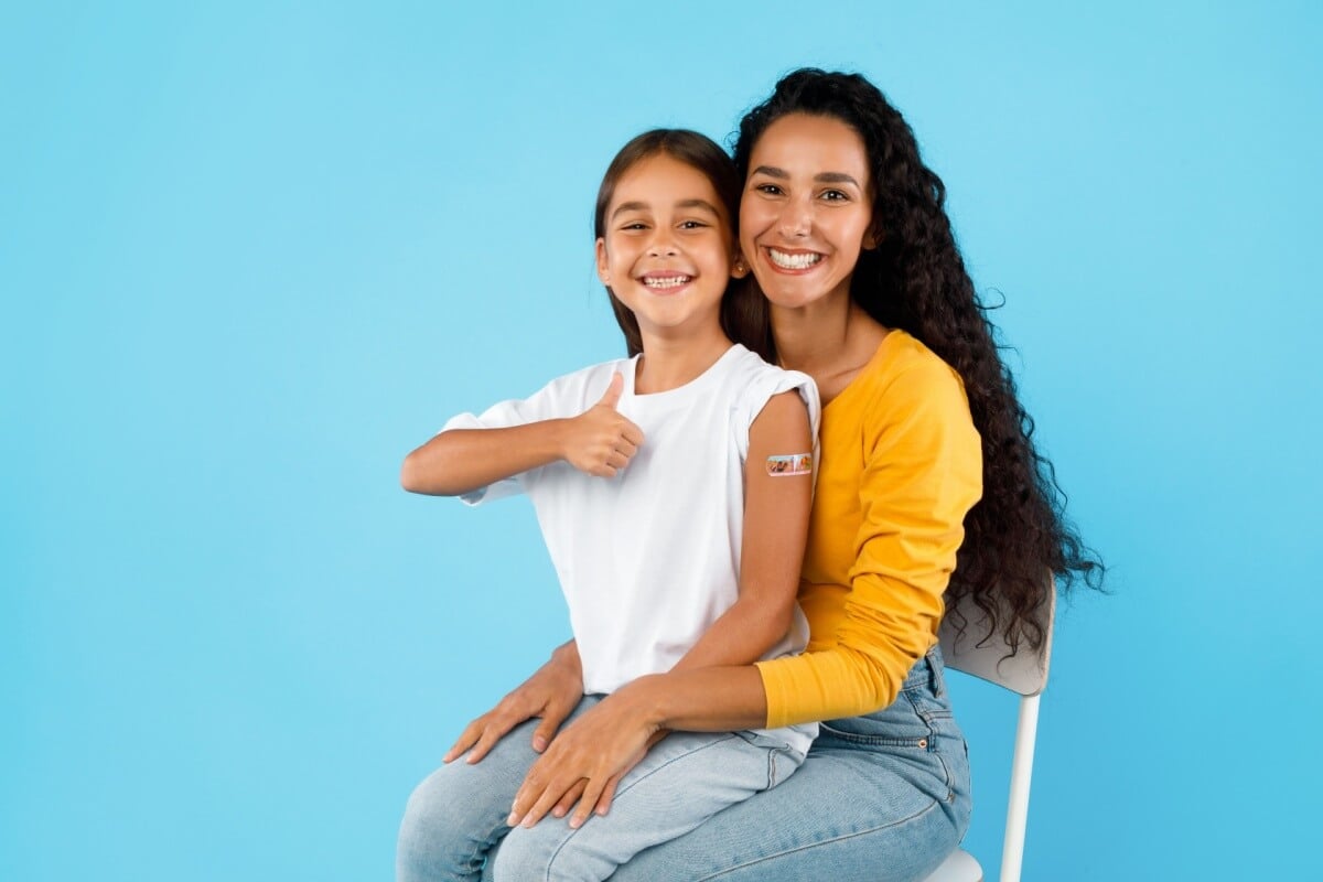 Estratégias simples podem fazer toda a diferença para tornar o momento da vacinação mais leve para as crianças (Imagem: Prostock-studio | Shutterstock)
