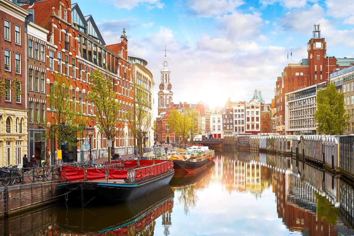 Fora das rotas mais comuns da Europa, há destinos ideais para quem ama música, história e gastronomia (Imagem: Yasonya | Shutterstock)