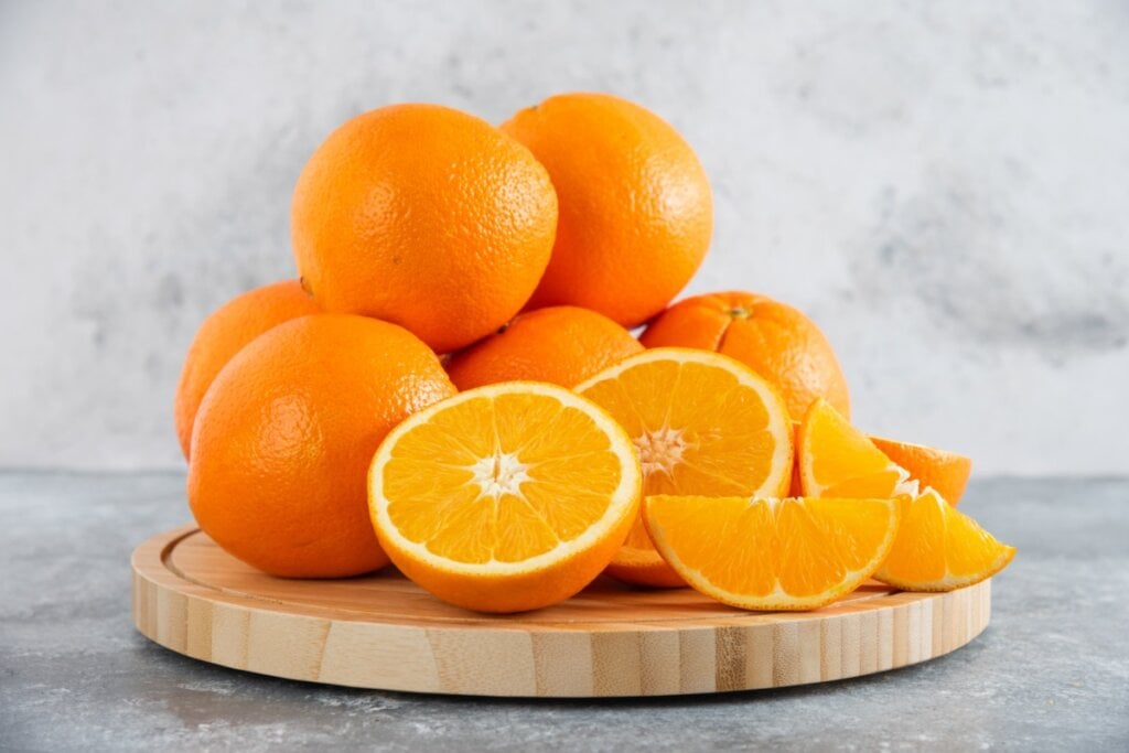 Laranjas são ricas em vitamina C, nutriente que ajuda a diminuir o cortisol, hormônio do estresse (Imagem: azeraijan _stockers | Shutterstock)