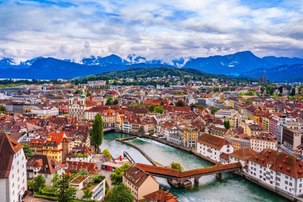 Lucerna encanta pela sua vibrante cena musical e a grandiosidade de sua paisagem natural (Imagem: Sean Pavone | Shutterstock)