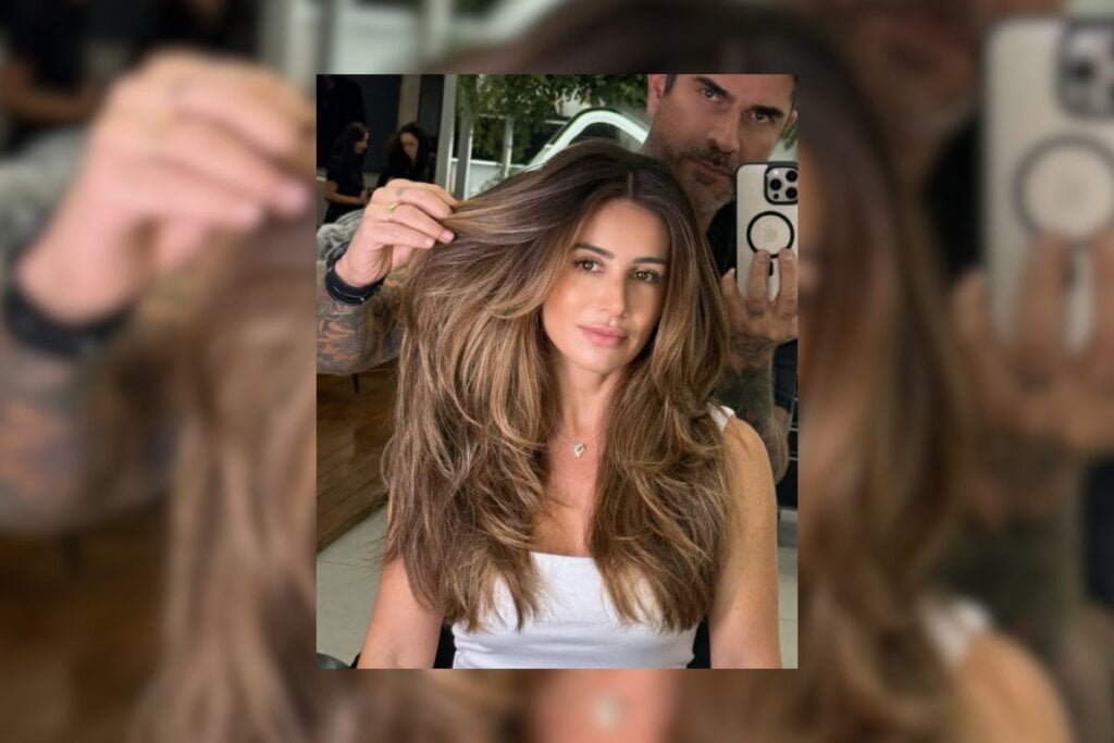 O cabelo chocolate amargo se adapta facilmente a diferentes tons de pele (Imagem: Reprodução do Instagram | @aprigiotiago)