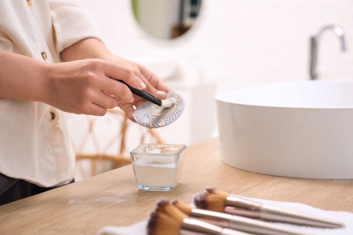 O cuidado com a limpeza dos produtos de maquiagem deve fazer parte da rotina (Imagem: Pixel-Shot | Shutterstock)