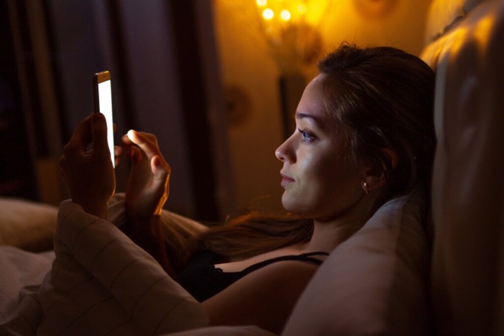 O uso de telas antes de dormir pode prejudicar a qualidade do sono (Imagem: goffkein.pro | Shutterstock)