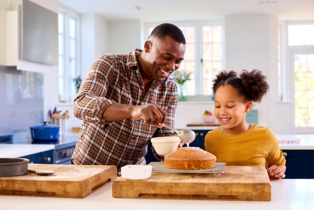 Pequenos gestos, como preparar uma receita em conjunto, marcam a infância (Imagem: Monkey Business Images | Shutterstock)
