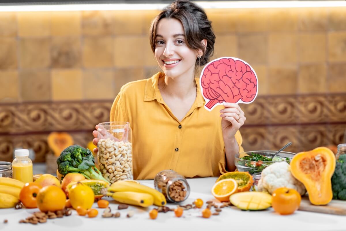 Uma dieta rica em nutrientes ajuda a regular o humor e a fortalecer o organismo contra os efeitos do estresse (Imagem: RossHelen | Shutterstock)