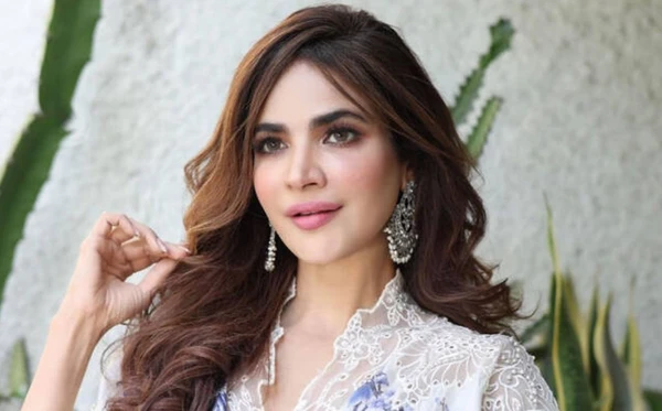 Humaira Asghar é encontrada morta 20 dias após falecer, em estado de decomposição.