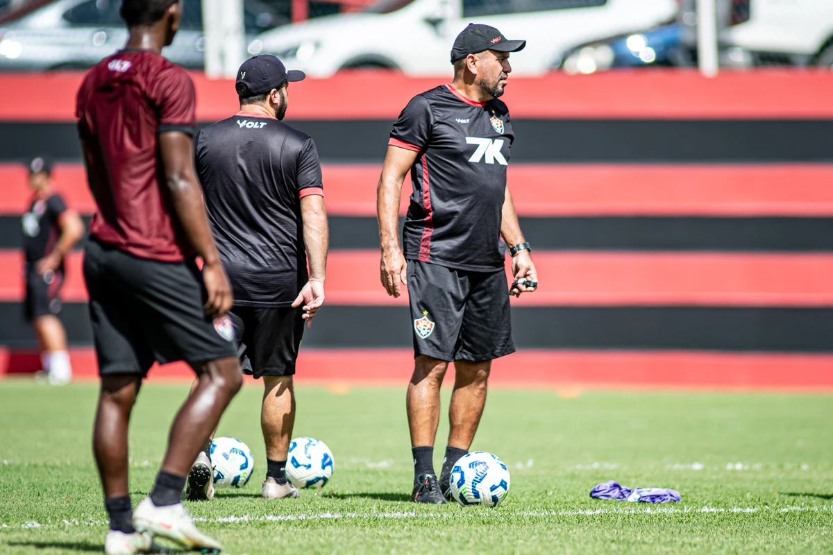 Marcio Goiano comandando atividades do Vitória