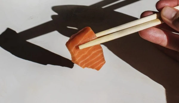Prato feito com carne sintética de salmão da empresa Wildtype
