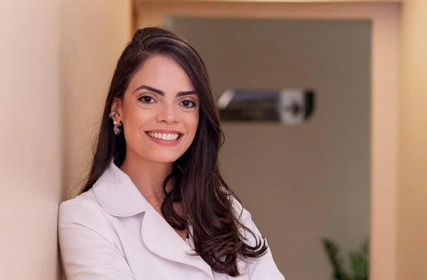 Reumatologista Carla Baleeiro por Divulgação