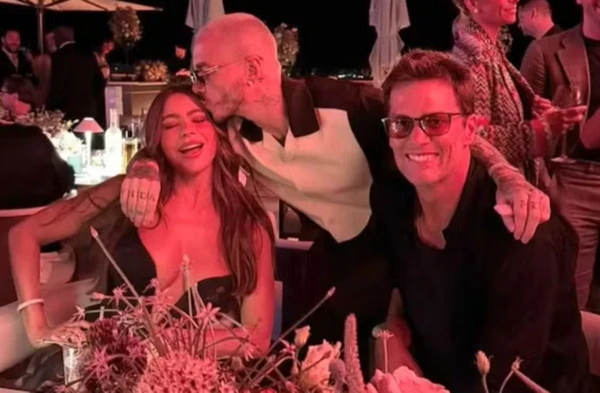 Sofia Vergara ao lado de Tom Brady e um amigo em comum em um iate na Europa por Reprodução/Redes Sociais 