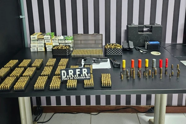 Suspeito de fornecer armas para grupo criminoso é preso com pistola e mais de mil munições em Feira de Santana