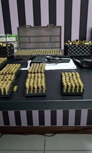 Suspeito de fornecer armas para grupo criminoso é preso com pistola e mais de mil munições em Feira de Santana por Divulgação Ascom PCBA