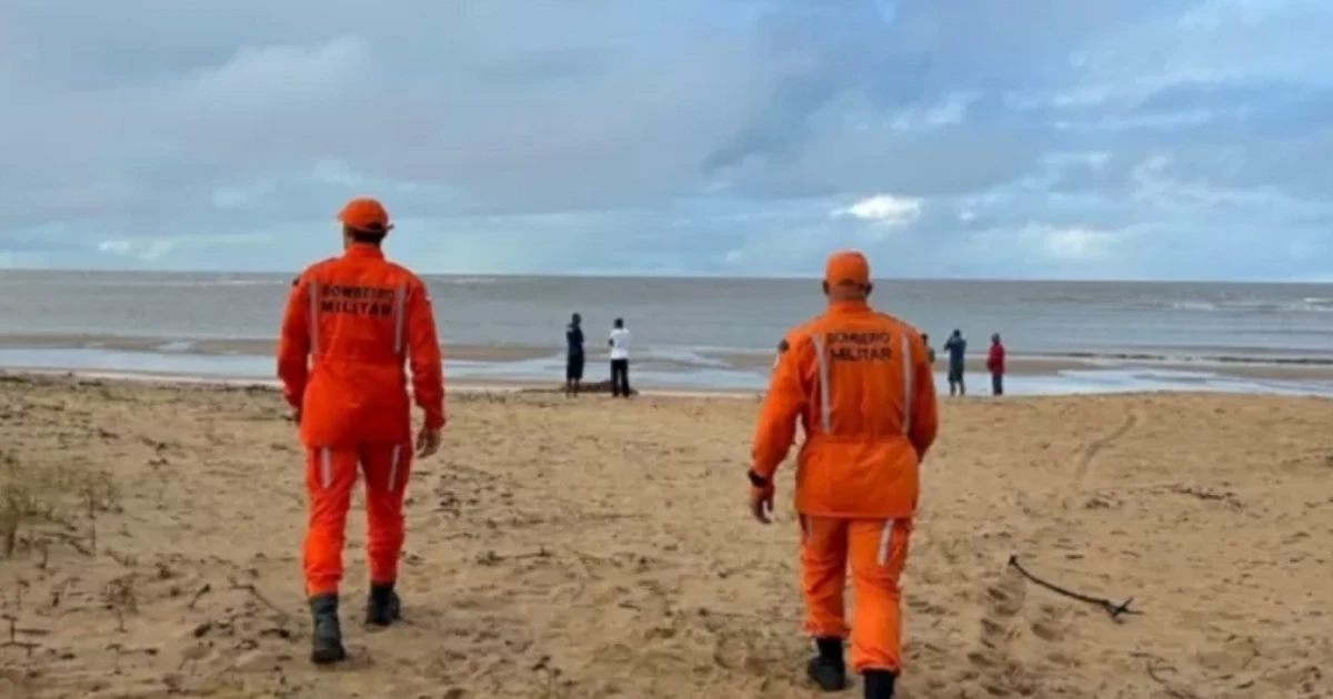 Imagem - Pai e filho morrem afogados em praia durante férias na Bahia