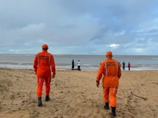 Imagem - Pai e filho morrem afogados em praia durante férias na Bahia