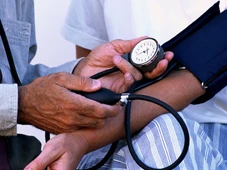 Imagem - Medir pressão arterial com postura errada pode alterar resultado; veja como fazer
