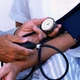 Imagem - Medir pressão arterial com postura errada pode alterar resultado; veja como fazer