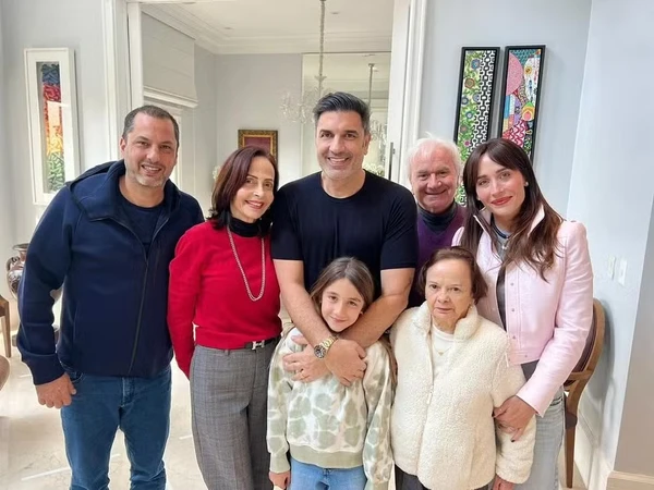 Ana Hickmann reúne família para celebrar alta de Edu Guedes   por Repodução/Instagram