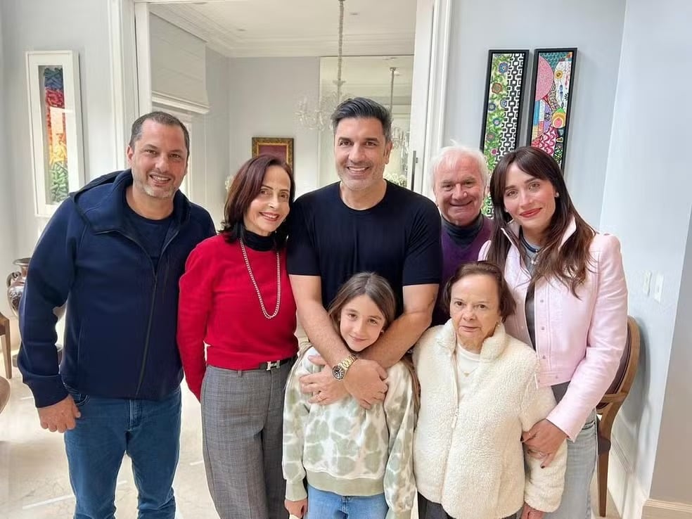 Ana Hickmann reúne família para celebrar alta de Edu Guedes   por Repodução/Instagram