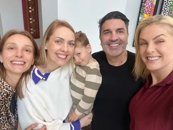 Ana Hickmann reúne família para celebrar alta de Edu Guedes   por Repodução/Instagram