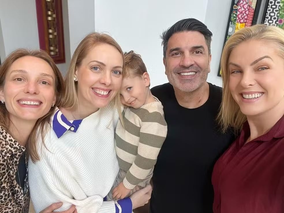 Ana Hickmann reúne família para celebrar alta de Edu Guedes   por Repodução/Instagram