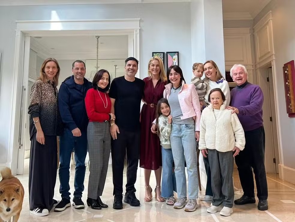 Ana Hickmann reúne família para celebrar alta de Edu Guedes   por Repodução/Instagram