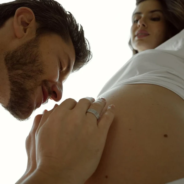 Camila Queiroz anuncia gravidez e emociona fãs ao lado de Klebber Toledo por Reprodução/Instagram