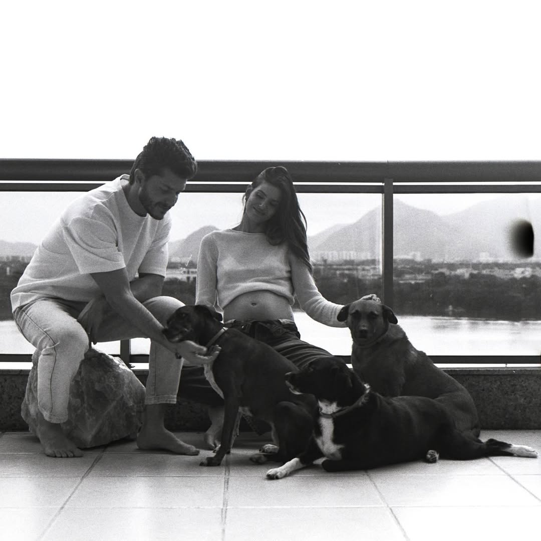 Camila Queiroz anuncia gravidez e emociona fãs ao lado de Klebber Toledo por Reprodução/Instagram