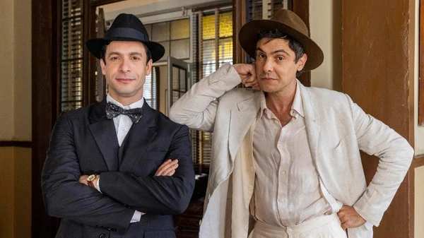 Celso (Rainer Cadete) e Candinho (Sergio Guizé) em 'Êta Mundo Melhor'