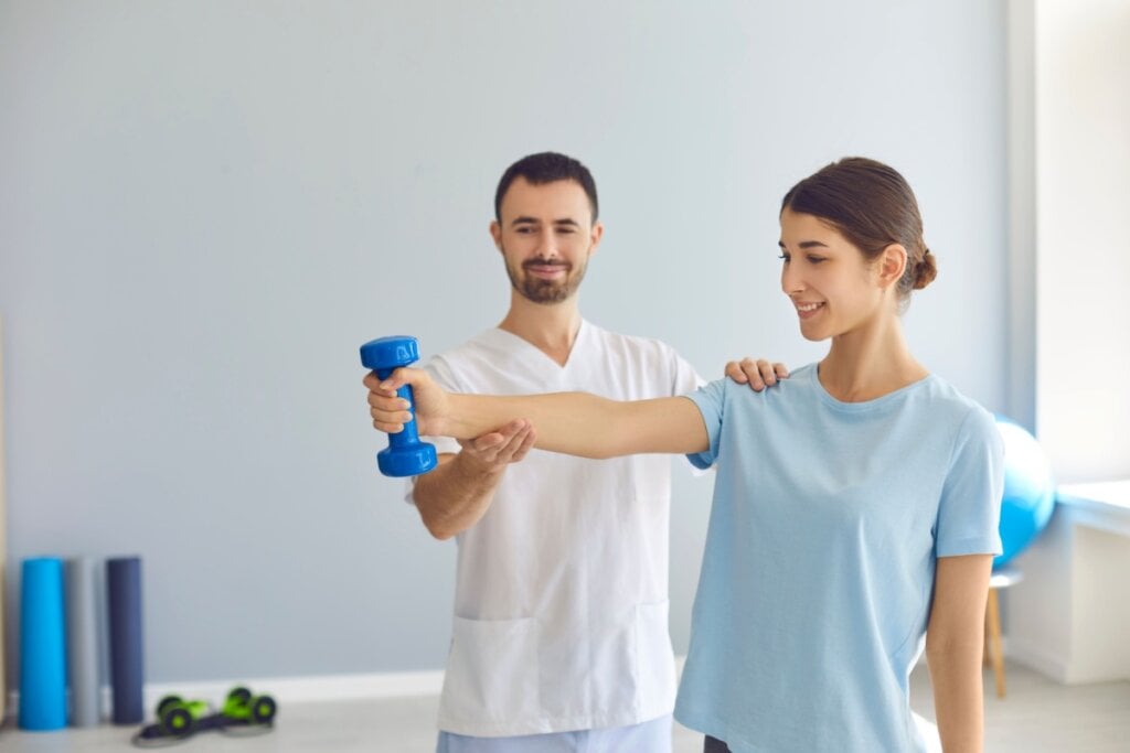 A prática da corrida demanda preparo físico adequado e fortalecimento muscular, sobretudo dos membros superiores (Imagem: Studio Romantic | Shutterstock)