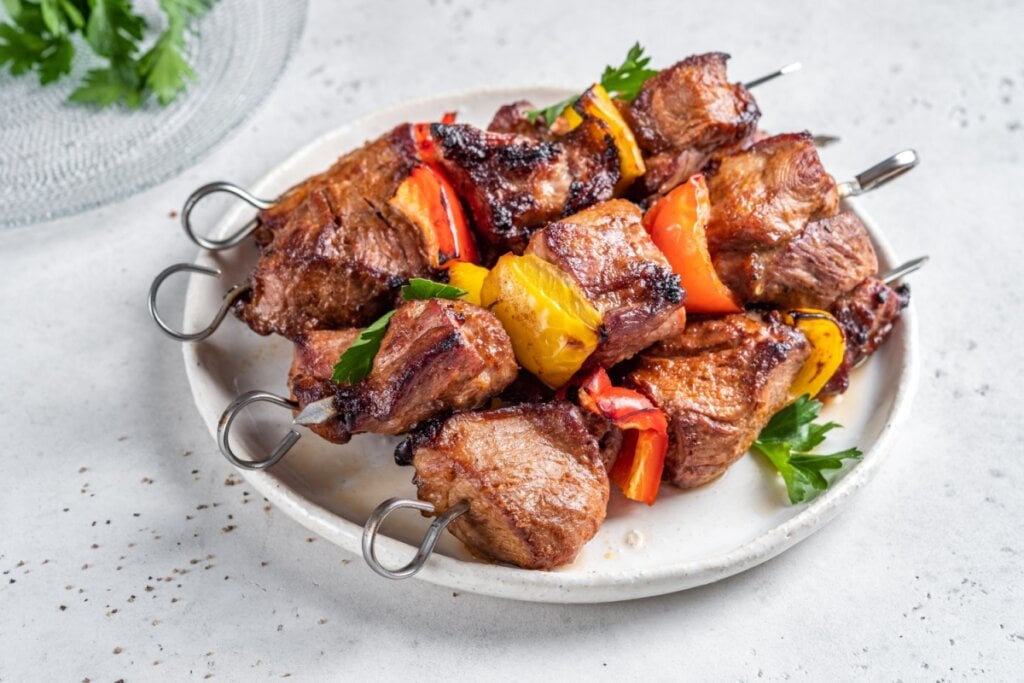 Espetinho de lombo suíno com pimentão (Imagem: Elena Shashkina | Shutterstock) 
