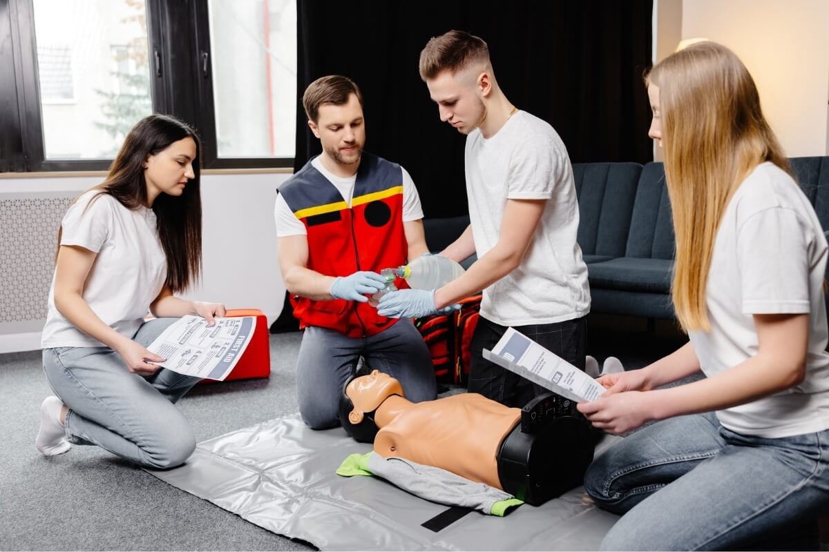 Saber como agir em casos de emergência é essencial para salvar vidas (Imagem: Karkhut | Shutterstock)