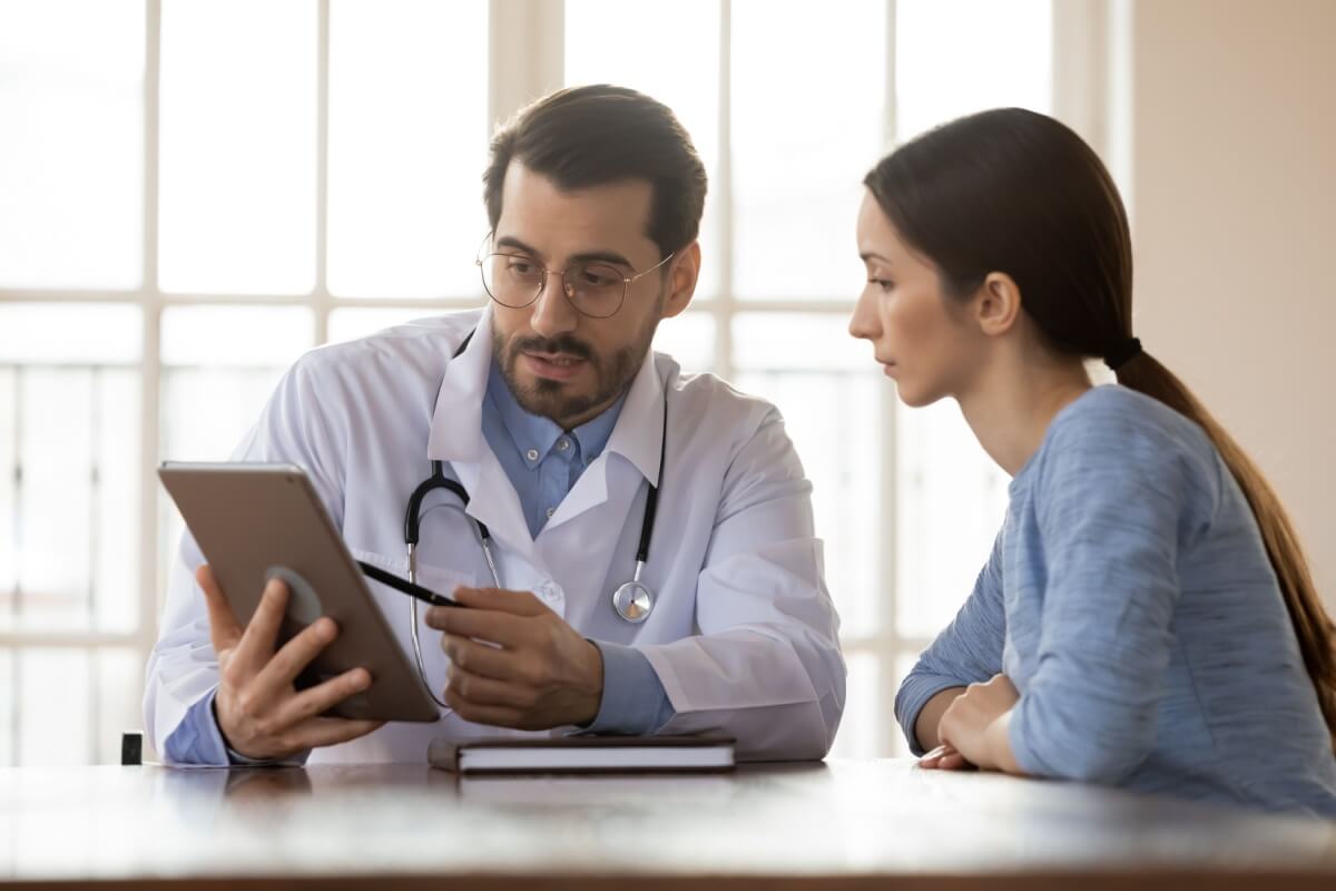 Se, mesmo com exames dentro dos padrões, o mal-estar persiste, os sintomas precisam ser investigados (Imagem: fizkes | Shutterstock)
